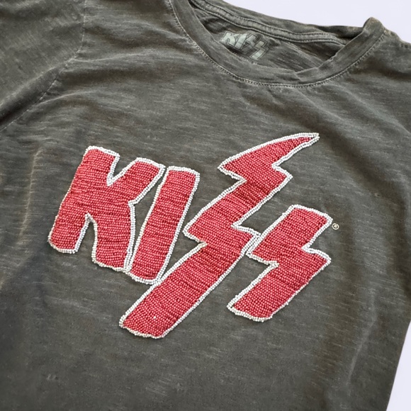 Lucky Brand Dark Gray Baby Tee “KISS” Beaded Logo Women’s XS - Picture 1 of 6